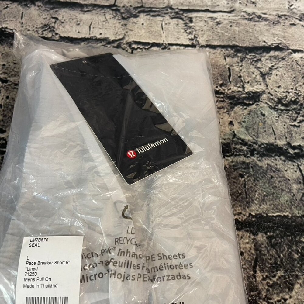 Lululemon Pace Breaker Short 9"
Lined - Picture 3 of 7